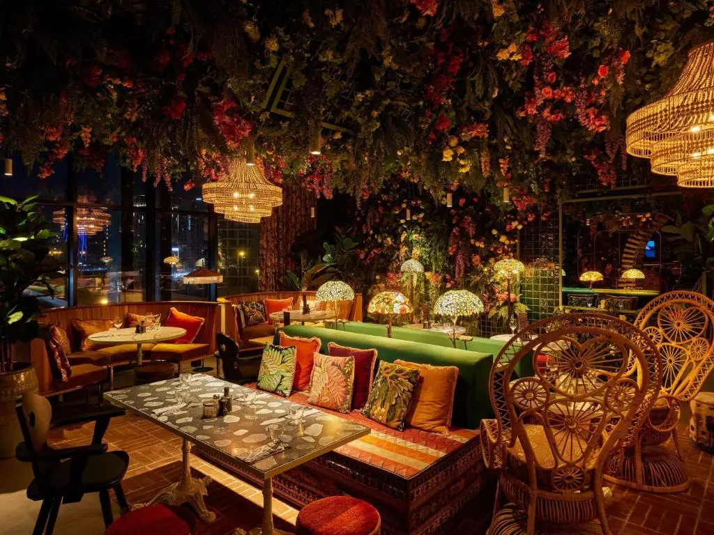 فضای کافه هتل ماما شلتر